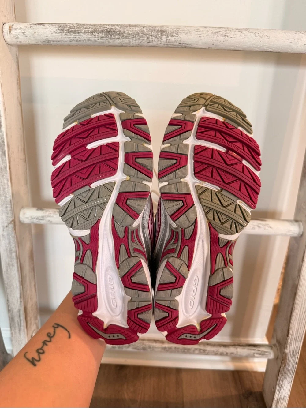 SAUCONY Women 7.5 Grid Cohesion 3 White Silver Pink Running Shoe Sneaker Leather